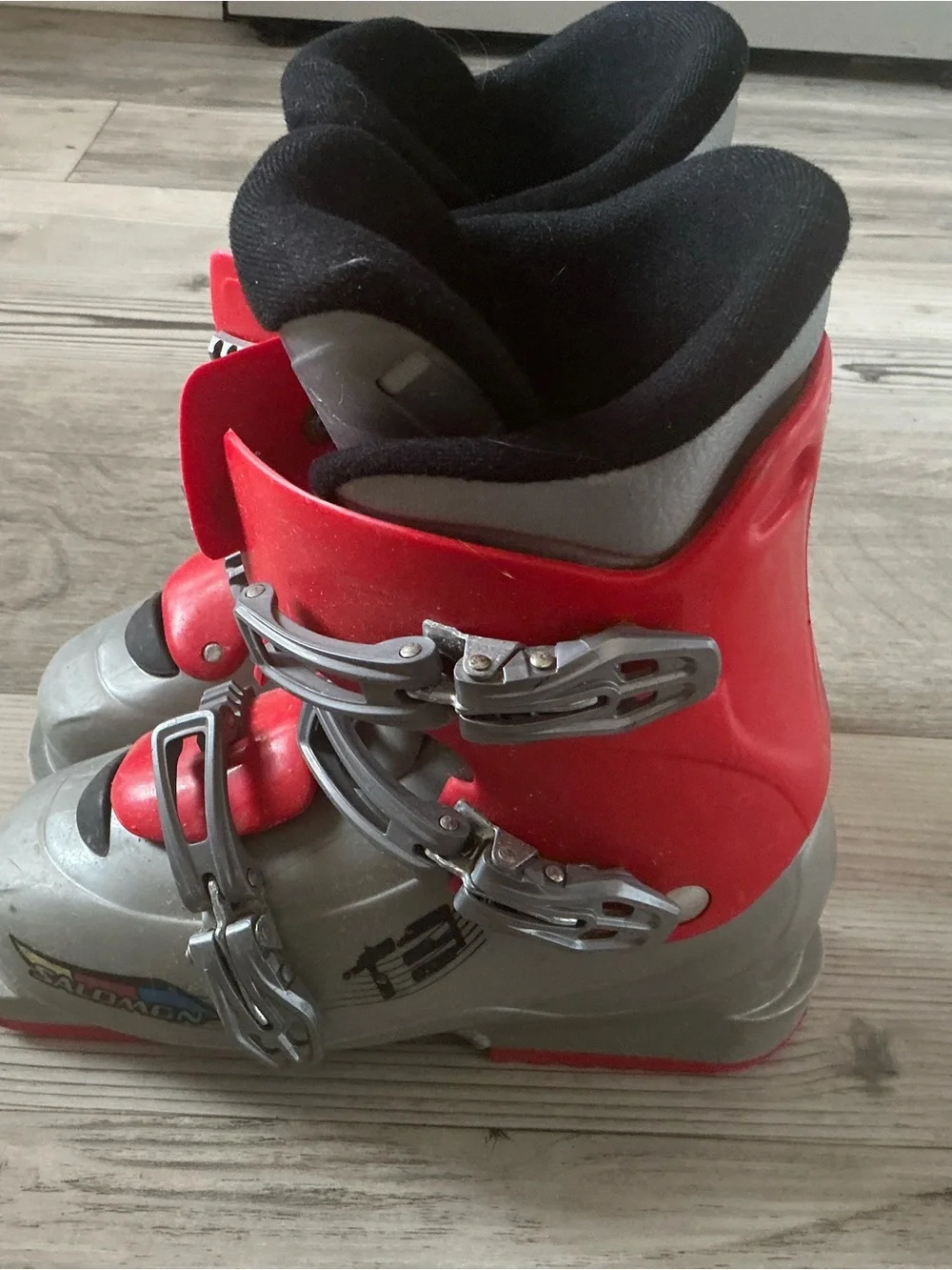 Salomon T3 children kids Red and Silver Alpine Ski Boot size 23